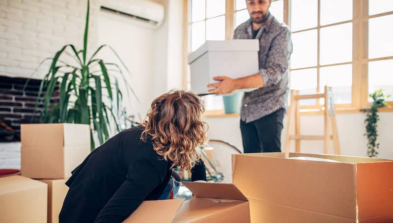 couple packing 