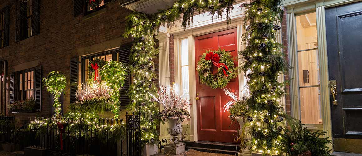 house with pretty Christmas lights decorated at night